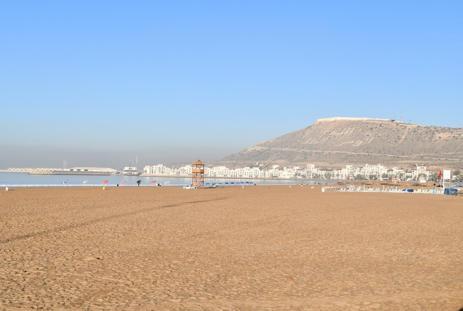 La plage d'Agadir dominée par la colline de la Kasbah, bordée de résidences en front de mer